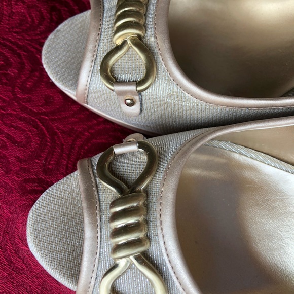 New Gold and Silver Pumps - Anne Klein - size 9M - Picture 4 of 5